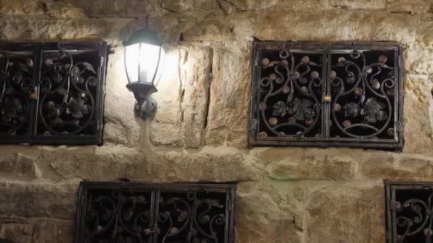 Deposito di vino d'annata nella parete della cantina sotto la serratura. Escursione intorno alla cantina della Crimea. cantina è illuminata da antiche lanterne . — Video Stock