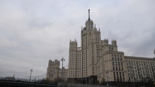 Stalin Vysotka em Kotelnicheskaya vista aterro do rio Moscou. Outono tardio nos cais das capitais. Rio de passeio navegável . — Vídeo de Stock