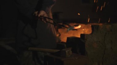 demirci metal çalışır. Usta, Highlander köyde özel smithy üzerinde. Hot rod örs üzerinde koyar, asıl onu bir balyozla vurur. Demirci üzerinde forge bir balyoz yatıyor.