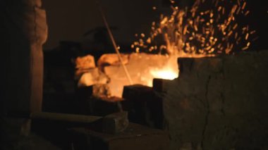 demirci metal çalışır. Usta, Highlander köyde özel smithy üzerinde. Usta köz fırın içinde etkilemektedir. Eller yangına dayanıklı eldivenler giyindin. Ayrı kıvılcımlar. 2000