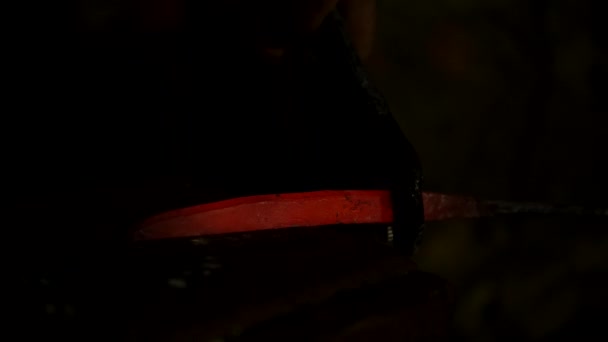 forgeron travaille le métal. Artisan, le Highlander sur forge privée dans le village. Hot rod met l'enclume, le maître le frappe avec un marteau. Sur la forge des forgerons repose un marteau 