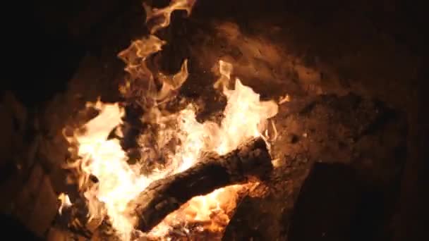 囲炉裏の火 ホーンに火をつけます 鍛冶金属 職人の村に民間鍛造の登山 鍛冶炉で燃えます 火花が飛ぶ — ストック動画