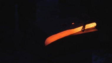 demirci metal çalışır. Usta, Highlander köyde özel smithy üzerinde. Metal kütük şekillendirme. Usta balyoz İşlenecek parçanın bıçak atıyor. Farklı yönlere kıvılcımlar