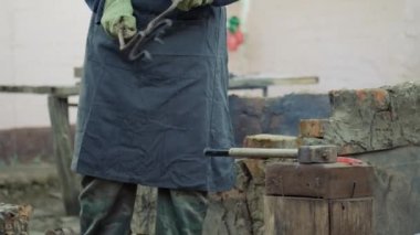 demirci metal çalışır. Usta, Highlander köyde özel smithy üzerinde. Günlükleri demirci ocağı yanan. Sıcak sıcak kütük keneler kullanarak Ocak dan yaptırmayı. Sparks fly