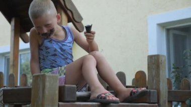 Çocuk dondurma yiyor. çocuğun yüzünü gıda ile bulaşmış. Siyah gözleme koni gelen dondurma yiyen çocuk.