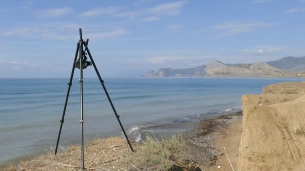 用安装在三脚架上的相机拍摄海岸 — 图库视频影像