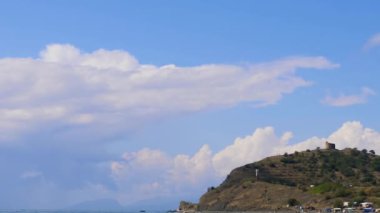 Sonbaharda Karadeniz, çakıllı kıyısında kamp. Mavi gökyüzü ile beyaz bulutlar dağlar. Cirrus bulutlar mavi gökyüzünde çalıştırın. En iyi görüş sahil. Güzel bir manzarası