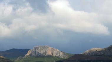 Arka planda gri bulutlar dağlar. Kara bulutlar dağlar başında örtmek. dağ sıralarının iyi türleri. Dağların güzel manzara. en iyi video dik kayalıklarla. Eski Cami