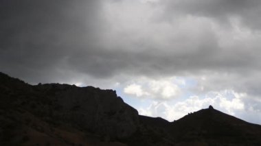 Arka planda gri bulutlar dağlar. Kara bulutlar dağlar başında örtmek. dağ sıralarının iyi türleri. Dağların güzel manzara. en iyi video dik kayalıklarla. İçinde hareket