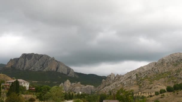 Montagnes à l'arrière-plan de nuages gris. Des nuages sombres enveloppent les sommets des montagnes. meilleurs types de chaînes de montagnes. Belle vue sur les montagnes. meilleure vidéo de falaises escarpées. Motion dans le — Video