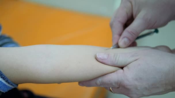 Inserir a vacina subcutânea na criança — Vídeo de Stock