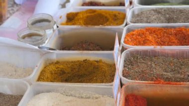 Baharat piyasada kutularındaki vurgulamaktadır. Baharat pazar pencere kutuları.