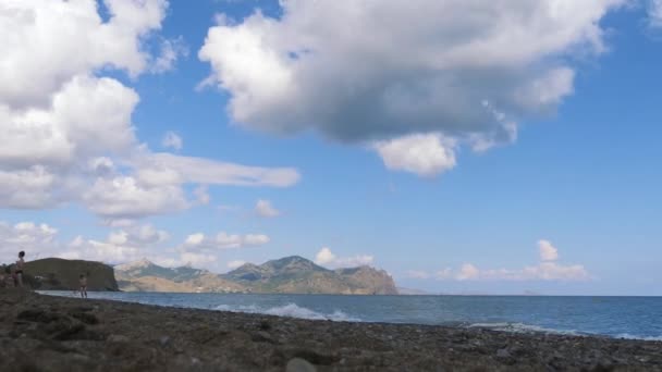 Berge gegen den blauen Himmel mit weißen Wolken. Zirruswolken ziehen über den blauen Himmel. die beste Aussicht auf die Küste. Schöne Aussicht auf das Meer. Das beste Video von der bergigen Küste. der beste Ort für eine — Stockvideo