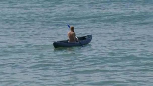 Uomo in kayak che assalta l'onda del mare . — Video Stock