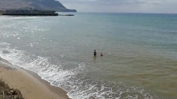 Meeresküste. Familienbaden. Schiff auf Grund gelaufen. Kamera in Bewegung. — Stockvideo