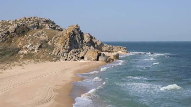 Waves wash the sandy shore. Ridge is broken on the rocks — Stock Video
