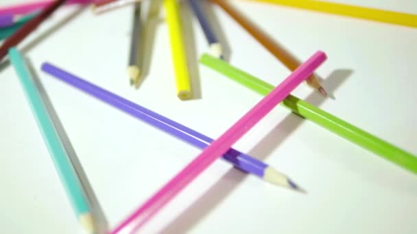 Ołówek Białym Tle Kamery Ruchu Kolorowe Kredki Sposób Chaotyczny — Wideo stockowe