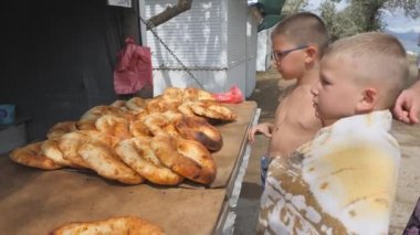 Çocuk Tandır ekmek seçin. Tezgaha ekmektir.