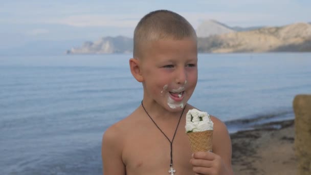 Kind Het Strand Eet Ijs Uit Een Wafel Kegel — Stockvideo