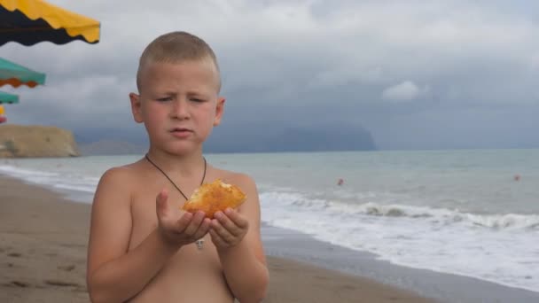 Bambino Sulla Spiaggia Che Mangia Pane Formaggio — Video Stock