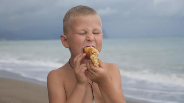 ビーチで子供が食べるワッフル コーンからアイス クリーム — ストック動画