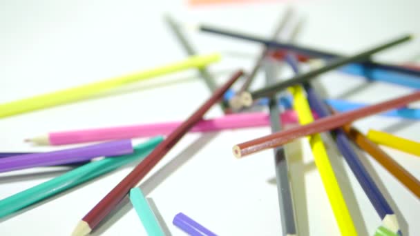 Lápis sobre um fundo branco. Câmara em movimento. Os lápis coloridos são caóticos. — Vídeo de Stock