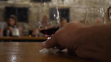 Şarap tatma odaya tatma. Gezi Kırım winery çevresinde. Bakaly stand masanın üzerinde. Şarap bir cam tabak içine dökülür. Sommelier onun cam elini uzatır. Güneşli Vadisi