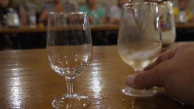 Şarap tatma odaya tatma. Gezi Kırım winery çevresinde. Bakaly stand masanın üzerinde. Şarap bir cam tabak içine dökülür. Sommelier onun cam elini uzatır. Güneşli Vadisi
