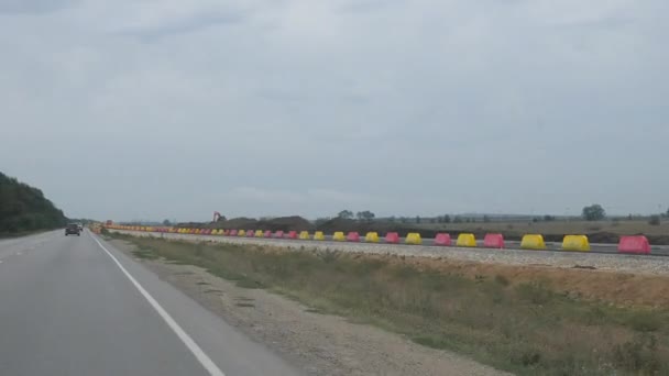 Estrada de asfalto com cercas plásticas temporárias . — Vídeo de Stock