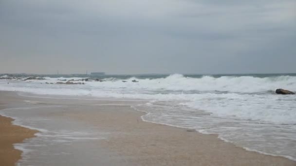 海浪冲刷着沙岸。山脊在岩石上被打破 — 图库视频影像