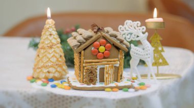 Aile gelenekleri. Dekorasyon ev gingerbread. Noel tatil hazırlanma