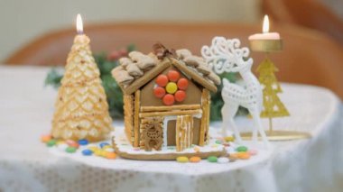 Aile gelenekleri. Dekorasyon ev gingerbread. Noel tatil hazırlanma