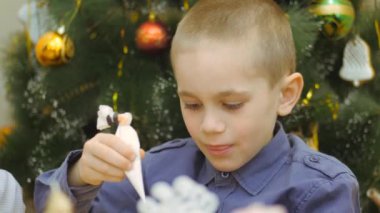 Aile gelenekleri. Dekorasyon ev gingerbread. Noel tatil hazırlanma
