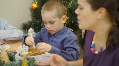 Aile gelenekleri. Dekorasyon ev gingerbread. Noel tatil hazırlanma