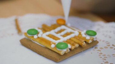 Aile gelenekleri. Dekorasyon ev gingerbread. Noel tatil hazırlanma
