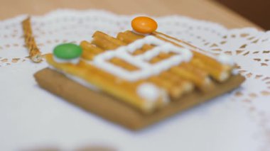 Aile gelenekleri. Dekorasyon ev gingerbread. Noel tatil hazırlanma