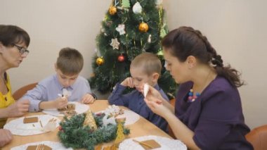 Aile gelenekleri. Dekorasyon ev gingerbread. Noel tatil hazırlanma