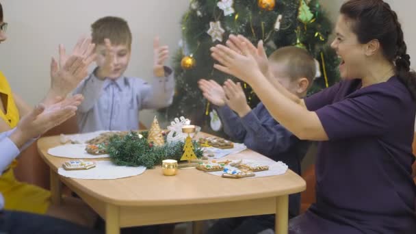 Traditions familiales. Décoration maison en pain d'épice. Se préparer pour les vacances de Noël — Video