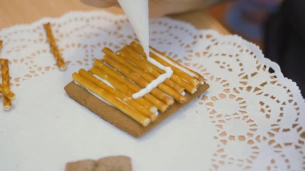 Familientradition. Dekoration Lebkuchenhaus. Vorbereitung auf das Weihnachtsfest — Stockvideo