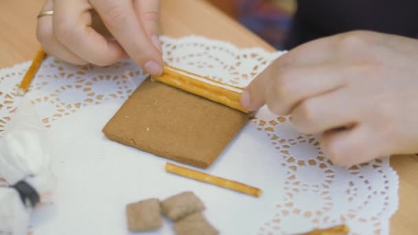 Familie tradities. Decoratie peperkoek huis. Voorbereiden van de vakantie van Kerstmis — Stockvideo