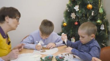 Aile gelenekleri. Dekorasyon ev gingerbread. Noel tatil hazırlanma