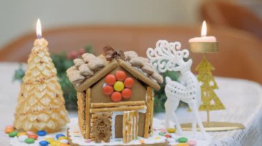 Aile gelenekleri. Dekorasyon ev gingerbread. Noel tatil için hazırlanıyor. Noel kompozisyon bir peri masalı. Hareketli kamera.