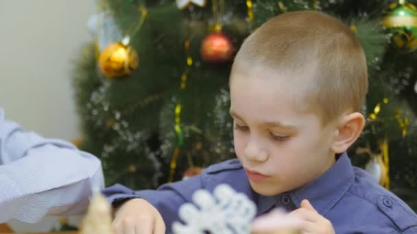 Tradições familiares. Decoração casa de gengibre. Preparando-se para o feriado de Natal — Vídeo de Stock