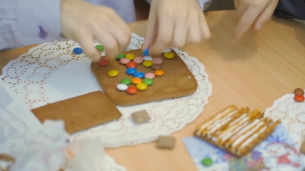 家庭传统。装饰姜饼屋。为圣诞节的假期做准备 — 图库视频影像
