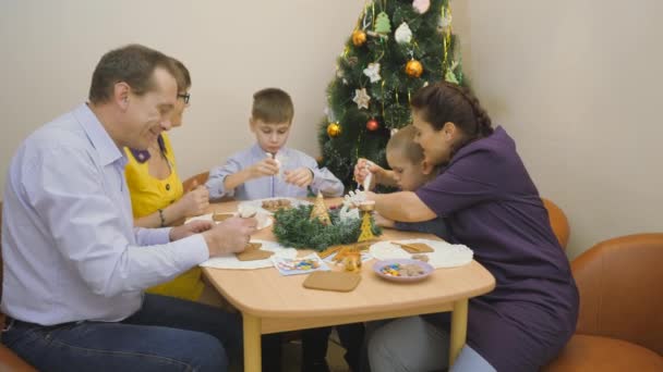 家庭传统。装饰姜饼屋。为圣诞节的假期做准备 — 图库视频影像