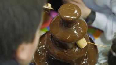 Bir çocuk partide çikolata çeşme