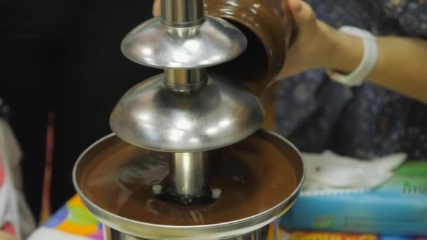 Fuente de chocolate en una fiesta de niños — Vídeos de Stock