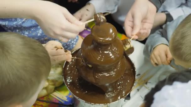 子供のパーティーでチョコレート噴水 — ストック動画