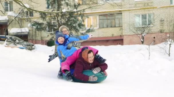 Winter rijden op de Kaastaart met besneeuwde stad glijbanen — Stockvideo