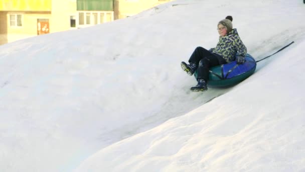 Zimowa jazda na serniki z miasta snowy slajdy — Wideo stockowe
